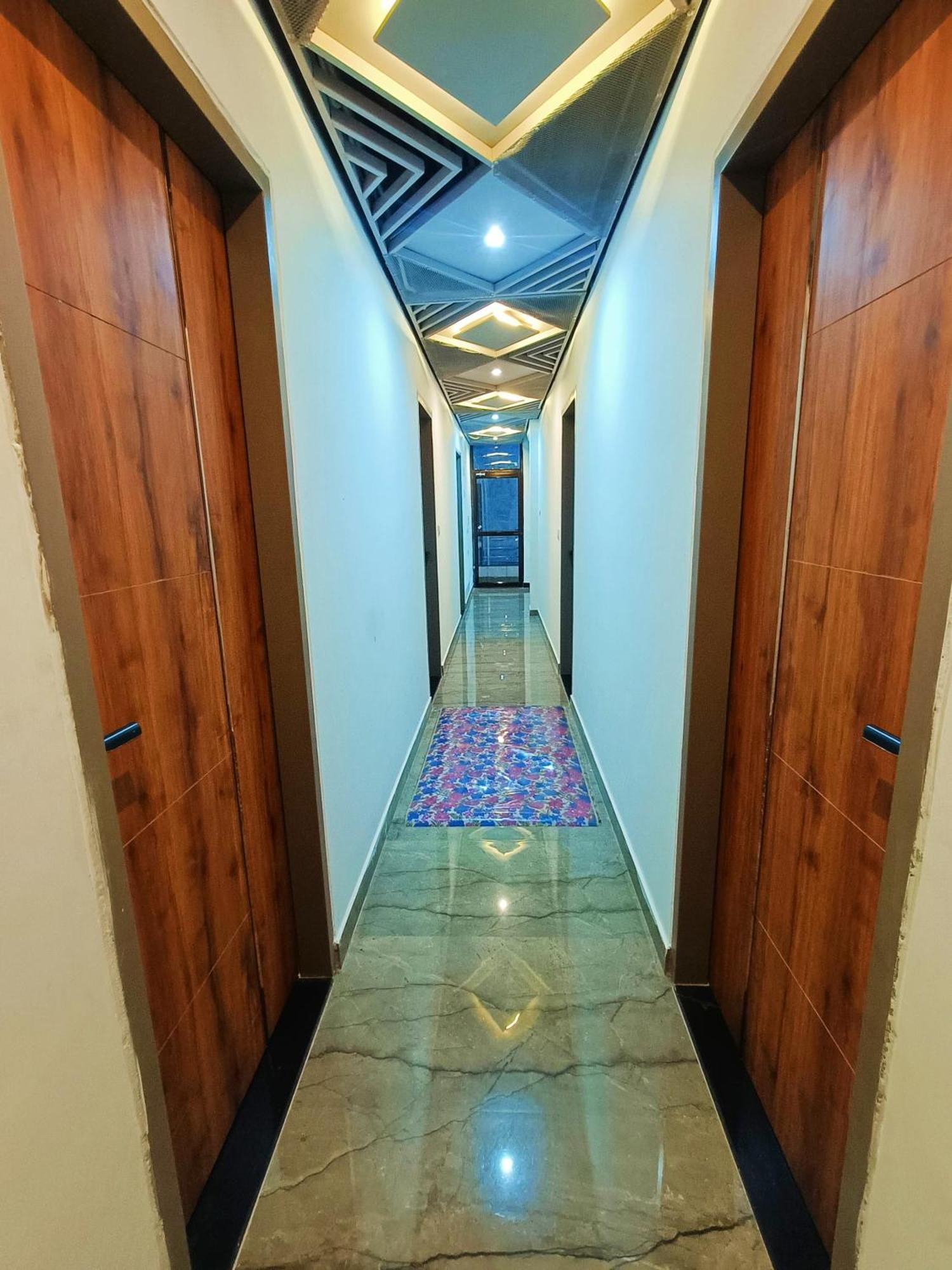Shri Radha Rani Kripa Dham Hotel Mathura Exterior photo